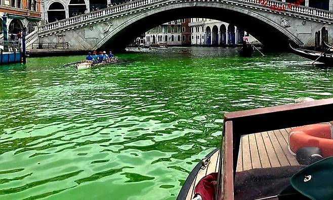 28일(현지시각) 이탈리아 베네치아 대운하가 녹색 물로 물들었다. 현지 경찰은 액체의 정체를 밝히기 위해 수사에 나섰다. 로이터 연합뉴스