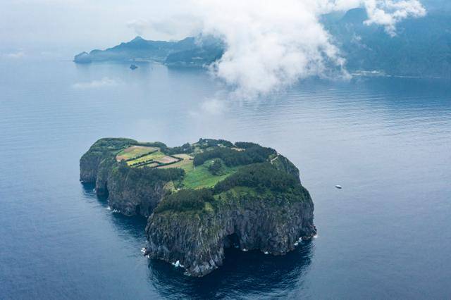 경북 울릉군 울릉읍 저동리의 섬 죽도 전경. 면적이 20만7,801㎡로, 울릉도 44개의 부속섬 중 가장 크다. 울릉군 제공
