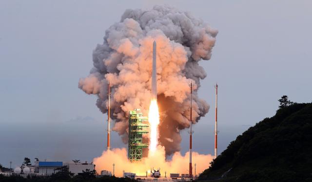 한국형 우주발사체 누리호(KSLV-Ⅱ)가 25일 전남 고흥군 나로우주센터에서 발사되고 있다. 한국항공우주연구원 제공