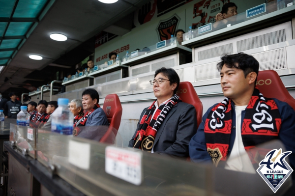 황선홍 U-23 축구대표팀 감독(왼쪽)과 황지수가 전북전을 관전했다.(사진=프로축구연맹)
