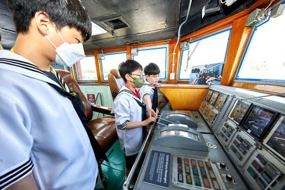 서울함 조타실에서 조타 기기들을 사용하며 해군을 간접 체험한 소중 학생기자단.