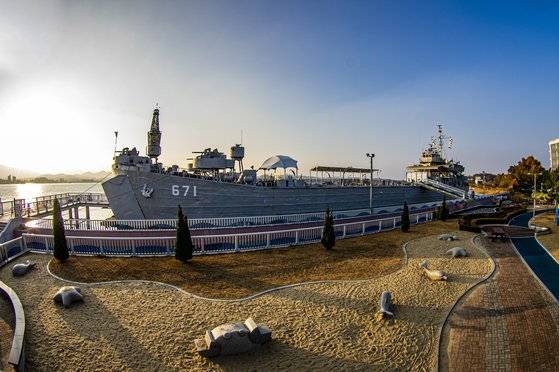 경기도 김포 대명항에 정박한 운봉함.