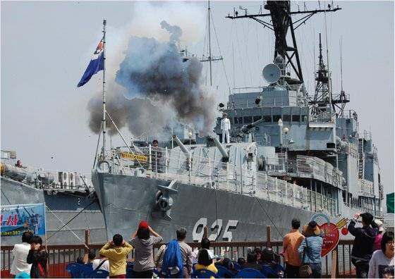 삽교호함상공원에 전시된 전주함에서 진행한 함포 사격 재연 행사.