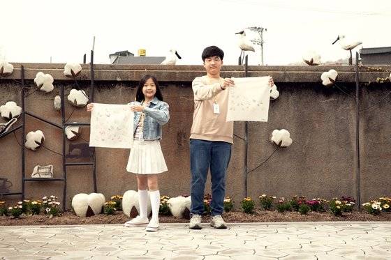 박규리(왼쪽)·이정한 학생기자가 소창으로 만든 손수건을 들어 보였다. 화학섬유의 등장으로 설 자리를 잃어가던 소창은 2017년 불거진 기저귀·생리대 파동과 제로웨이스트 운동의 영향으로 다시 주목받게 됐다.