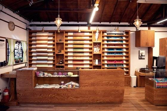 강화 직물산업의 전성기를 대표하는 직물공장 중 하나인 평화직물이 생산했던 여러 직물과 다양한 색으로 염색한 소창.