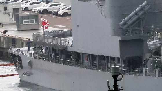 29일 일본 해상자위대 호위함 하마기리 함이 다국적 훈련에 참가하기 위해 자위함기를 게양한 채로 부산 해군작전기지에 입항했다. 송봉근 기자