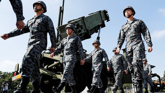 지난 2017년 10월 8일 일본 도쿄의 방위성에서 일본 자위대 병사들이 PAC-3 패트리엇 미사일 부대 앞을 지나고 있다. 로이터=연합뉴스