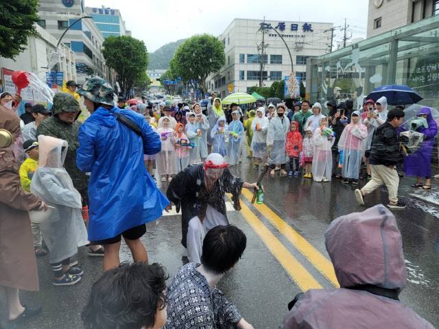 ▲ 2023춘천마임축제가 28일 춘천 중앙로 일대에서 개막, 물쇼 프로그램 ‘아수라장’이 마련된 가운데 시민들이 물놀이를 즐기고 있다.