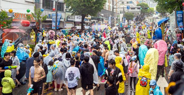 ▲ 2023춘천마임축제가 28일 춘천 중앙로 일대에서 개막, 물쇼 프로그램 ‘아수라장’이 4년만에 열렸다. 시민들이 거리에서 퍼포먼스와 물놀이를 즐기고 있다.