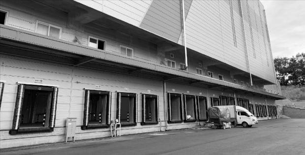 경기도의 한 물류센터 냉동창고가 대부분 공실로 비어 있다.  한경DB