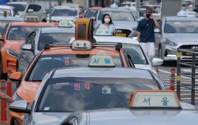 서울역에서 택시들이 줄지어 대기하고 있다. 연합뉴스