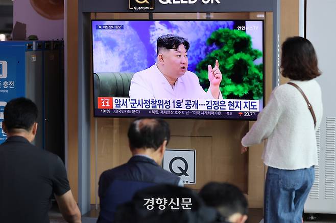 일본 정부가 북한으로부터 인공위성을 발사하겠다는 통보를 받았다고 밝힌 29일 서울역에서 시민들이 관련 뉴스를 시청하고 있다. 일본 해상보안청에 따르면 북한은 오는 31일 0시부터 다음달 11일 0시 사이에 인공위성을 발사하겠다고 통보했다. 조태형 기자