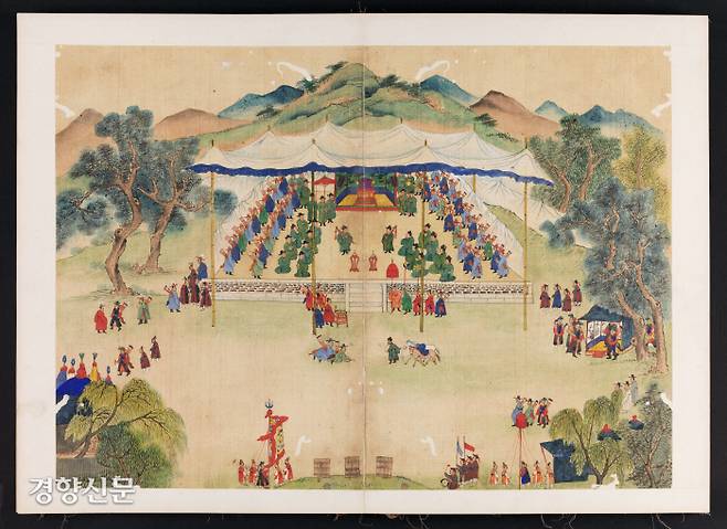 ‘명묘조서총대시예도’. 명종 연간(1555년 이전) 문무대신들이 창경궁 서총대에서 치른 활쏘기 및 시문 시험에서 모두 1등을 차지한 남응운(1509~1587)에게 상급으로 말을 하사하는 내용을 그린 기록화이다. 서총대는 연산군이 ‘작은 아방궁’처럼 화려하게 꾸미려한 시설물이었지만 완성하지 못하고 중종반정(1506년 9월2일) 이후 철거됐다. 그러나 완전 철거되지 않고 왕실의 각종 행사 때 활용됐다.|국립문화재연구원 제공