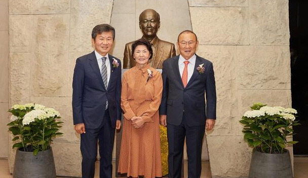 지난 26일 열린 ‘제17회 포니정 혁신상’ 시상식에서 수상자인 박항서 전 베트남 축구대표팀 감독(오른쪽)이 정몽규 포니정재단 이사장(왼쪽), 고 정세영 HDC그룹 명예회장의 부인 박영자씨와 사진촬영을 하고 있다. HDC현대산업개발 제공