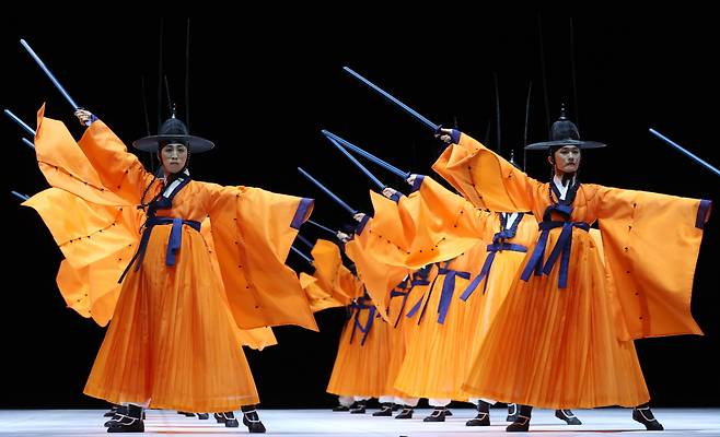 Dancers of the Seoul Metropolitan Dance Theatre perform "Mumu" during “One Dance.” (Yonhap)