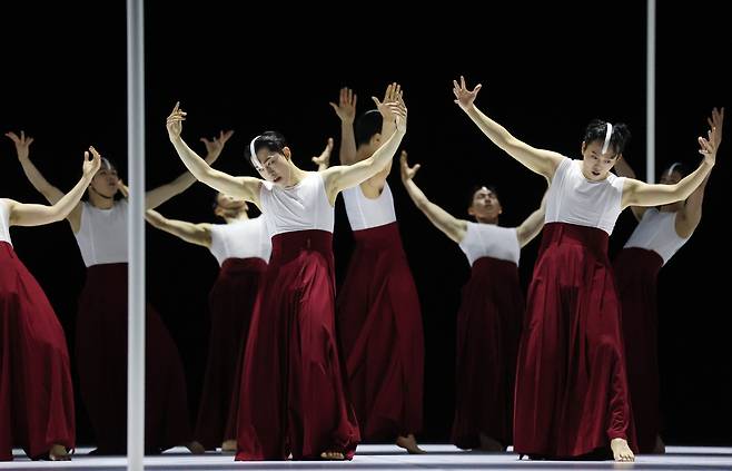 Dancers of the Seoul Metropolitan Dance Theatre perform "Jungmu" during “One Dance.” (Yonhap)