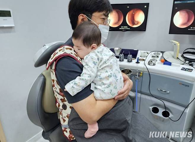 막내딸은 안고 진료받는 모습.