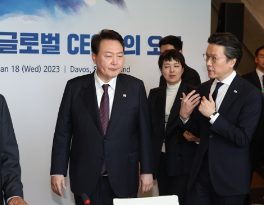 지난 1월 다보스포럼 참석차 스위스를 방문 중인 윤석열 대통령이 다보스 시내 한 호텔에서 열린 '글로벌 CEO와의 오찬'에 입장하며 김일범 의전비서관(오른쪽)과 대화하고 있다. 뉴시스