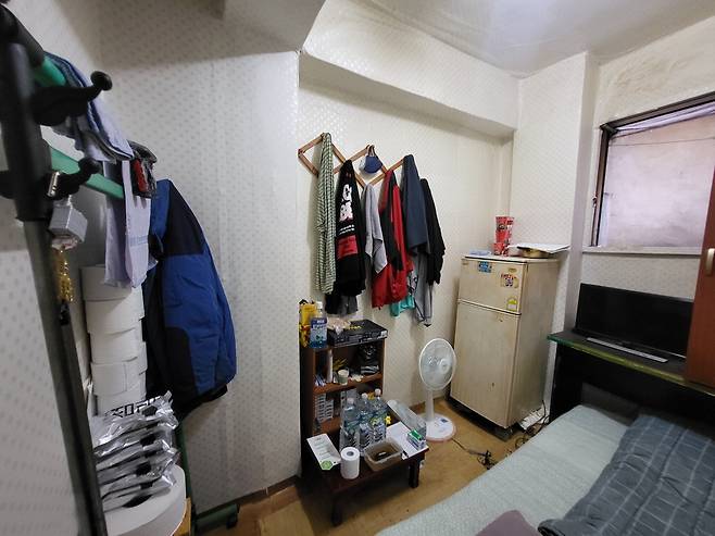 최근 기자가 방문한 서울 영등포구의 고시원 내부. 방마다 에어컨이 설치돼 있지 않아 입주자들은 선풍기로 여름을 버틸 준비를 하고 있다. 이지안 기자