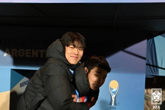 감비아전을 지켜본 박승호는 김준홍에게 업힌 채 미소를 보였다. 사진=대한축구협회 제공