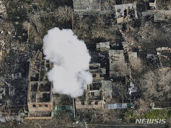 [바흐무트=AP/뉴시스] 27일(현지시간) 우크라이나 바흐무트 외곽에서 러시아의 공격 후 연기가 피어오르고 있다. 2022.12.28.