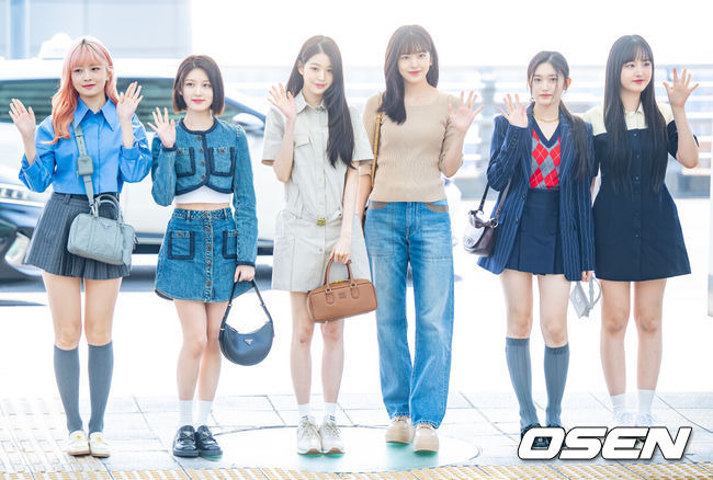 [OSEN=인천공항, 민경훈 기자 ]걸그룹 아이브(IVE) 멤버 안유진, 가을, 레이, 장원영, 리즈, 이서가 7일 오후 인천 중구 운서동 인천국제공항을 통해 '뮤직뱅크 인 파리’(KBS Music Bank in PARIS) 일정 참석 차 프랑스 파리로 출국했다.아이브 멤버들이 출국하며 포즈를 취하고 있다. 2023.04.07 / rumi@osen.co.kr