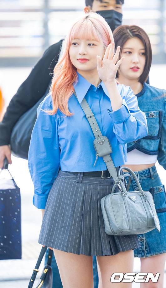 [OSEN=인천공항, 민경훈 기자 ]걸그룹 아이브(IVE) 멤버 안유진, 가을, 레이, 장원영, 리즈, 이서가 7일 오후 인천 중구 운서동 인천국제공항을 통해 '뮤직뱅크 인 파리’(KBS Music Bank in PARIS)&nbsp;일정 참석 차 프랑스 파리로 출국했다.아이브 레이가 출국하며 포즈를 취하고 있다. 2023.04.07 / rumi@osen.co.kr