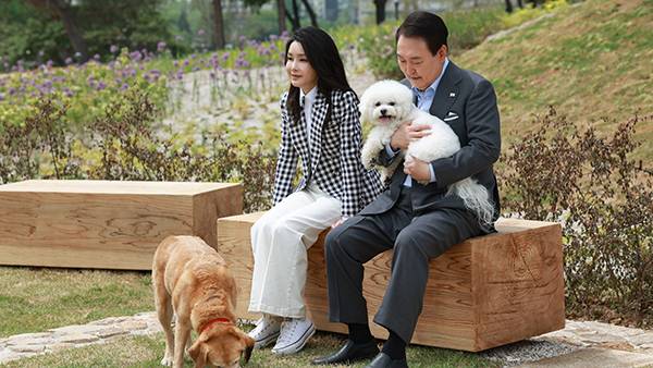 서울 용산어린이정원에서 반려견들과 함께 휴식을 취하고 있는 윤석열 대통령 부부. 대통령실 제공