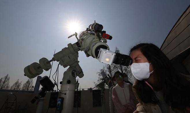 천체 관측실에서 어린이들이 천체망원경을 통해 태양의 흑점과 홍염을 관찰하고 있다.