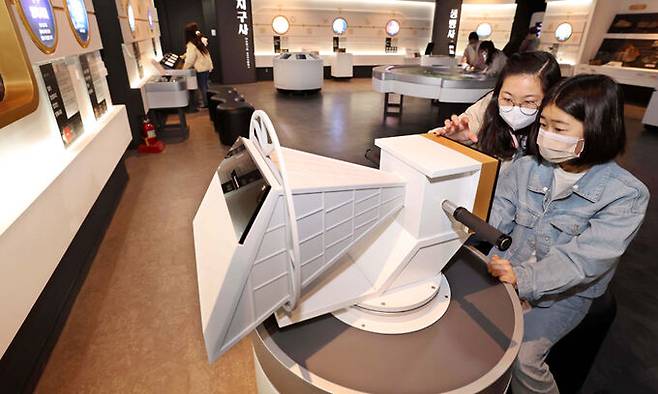 ‘최초의 빛, 우주배경복사’ 코너에서는 전파 망원경 모형으로 우주에 관한 간단한 게임을 할 수가 있다.