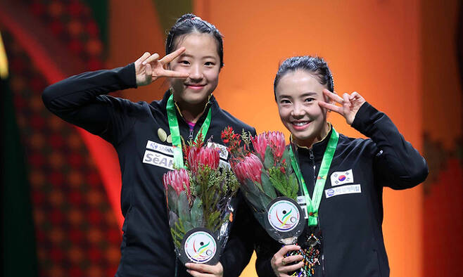 한국 탁구 여자 복식의 신유빈(왼쪽)과 전지희가 2023 개인전 세계선수권대회에서 은메달을 차지한 뒤 시상식에서 기념촬영을 하고 있다. 대한탁구협회 제공