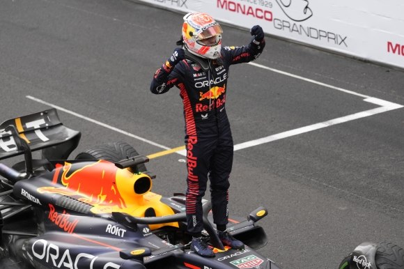 막스 페르스타펜이 28일 F1 모나코 그랑프리에서 1위로 결승선을 통과한 뒤 머신에 올라 기뻐하고 있다.  AP 연합뉴스