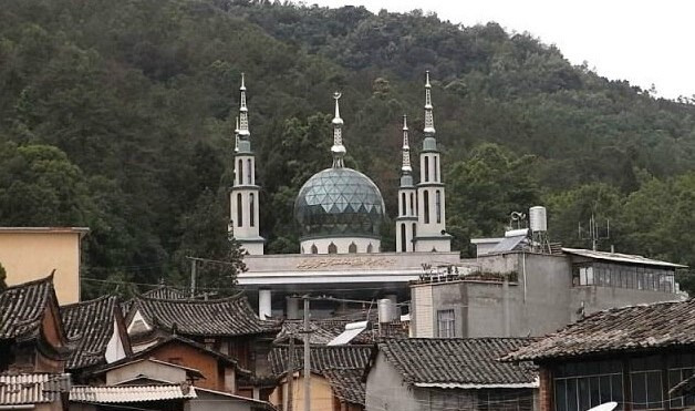 중국 남방 도시 윈난성에 있는 약 3000명의 무슬림을 한번에 수용할 수 있는 초대형 모스크가 중국 정부의 강제 철거 방침으로 무슬림들이 격한 분노를 표출했다.