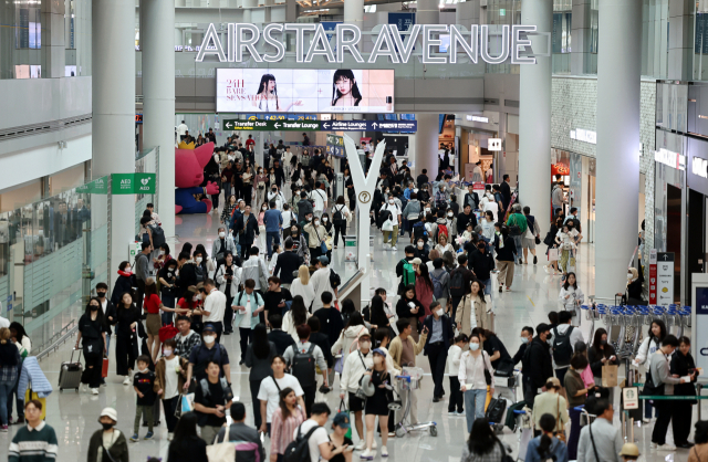 어린이날 연휴를 하루 앞둔 지난 5월 4일 오전 인천국제공항 1터미널 면세구역이 붐비고 있다. 연합뉴스