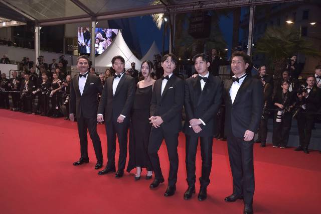 24일(현지 시간) 제76회 칸 국제영화제 레드카펫 행사에 참여한 영화 ‘화란’의 출연진과 제작진. 연합뉴스