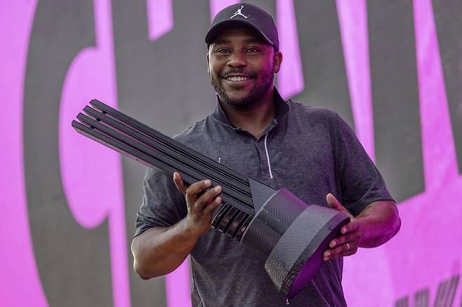 해럴드 바너 3세가 29일 미국 버지니아주 스털링의 트럼프 내셔널GC에서 열린 LIV 골프 7차 대회에서 우승한 뒤 트로피를 들고 웃고 있다. 스털링｜AP연합뉴스