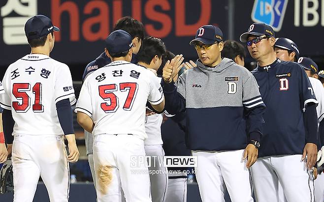 ▲ 이승엽 감독이 승리한 후 선수들과 하이파이브를 하고 있다.&nbsp; ⓒ곽혜미 기자