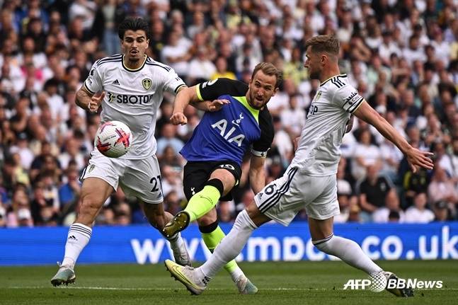 해리 케인(가운데)이 슈팅하고 있다. /AFPBBNews=뉴스1