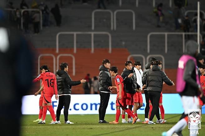 감비아전이 끝난 뒤 선수들과 하이파이브를 하고 있는 김은중(왼쪽에서 세 번째) 감독과 코칭스태프.  /사진=대한축구협회 제공