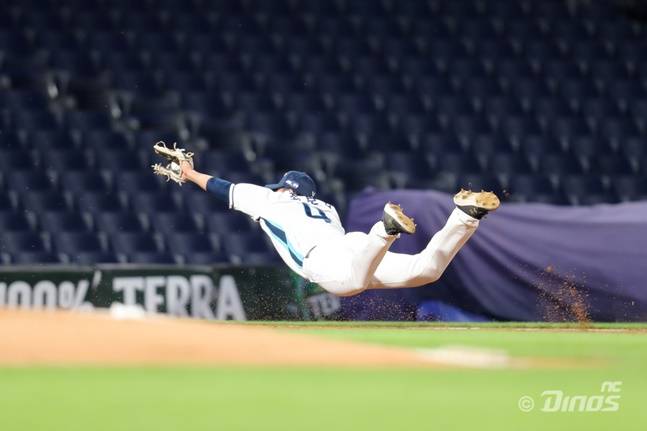NC 최보성이 지난 2021년 8월 20일 창원 LG전에서 다이빙캐치를 시도하고 있다. /사진=NC 다이노스 제공