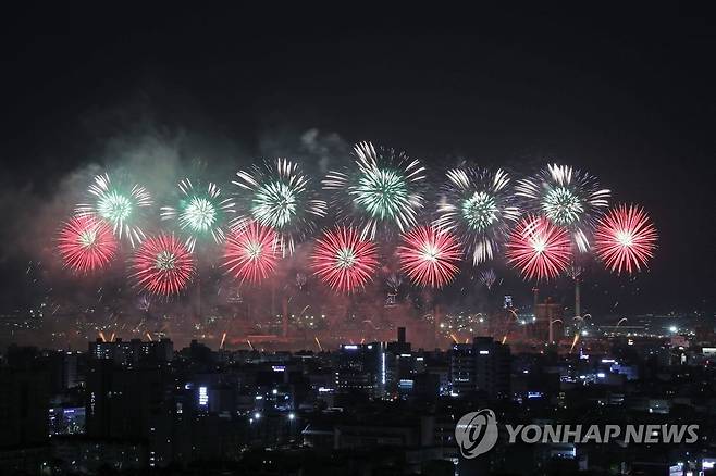 포항국제불빛축제 (포항=연합뉴스) 손대성 기자 = 27일 밤 경북 포항 형산강체육공원 일원에서 열린 포항국제불빛축제에서 국제불꽃쇼에 참가한 각국 팀이 쏘아 올린 불꽃이 포항 하늘을 수놓고 있다. 2023.5.27 sds123@yna.co.kr