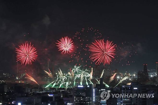 펑펑 터지는 불꽃 (포항=연합뉴스) 손대성 기자 = 27일 밤 경북 포항 형산강체육공원 일원에서 열린 포항국제불빛축제에서 국제불꽃쇼에 참가한 각국 팀이 쏘아 올린 불꽃이 포항 하늘을 수놓고 있다. 2023.5.27 sds123@yna.co.kr