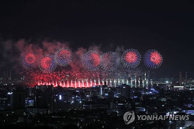 화려한 포항의 밤 (포항=연합뉴스) 손대성 기자 = 27일 밤 경북 포항 형산강체육공원 일원에서 열린 포항국제불빛축제에서 국제불꽃쇼에 참가한 각국 팀이 쏘아 올린 불꽃이 포항 하늘을 수놓고 있다. 2023.5.27 sds123@yna.co.kr