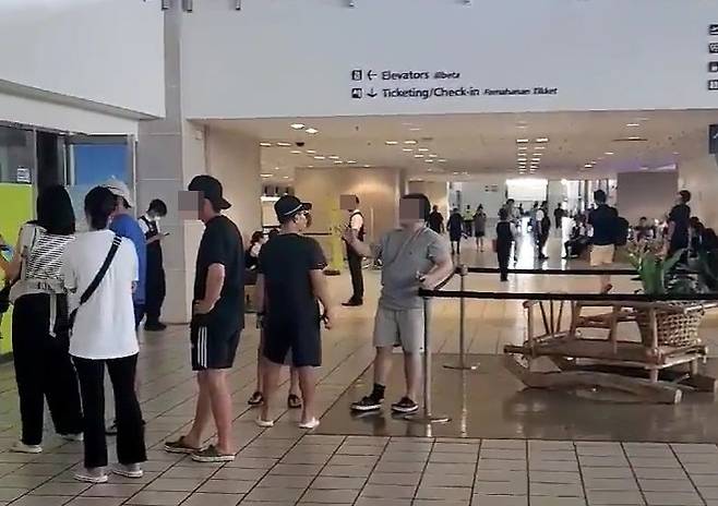 괌 국제공항 29일(현지시간) 재개한 괌 국제공항에서 관광객들이 출국을 위해 대기하고 있다.
[독자 제공. 재판매 및 DB 금지]