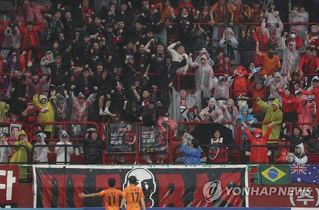 '50주년 자축 골' (포항=연합뉴스) 윤관식 기자 = 29일 포항스틸야드에서 열린 2023 프로축구 하나원큐 K리그1 포항 스틸러스와 전북 현대의 경기에서 포항 고영준이 선취골을 넣고 세레머니하고 있다. 2023.5.29 psik@yna.co.kr