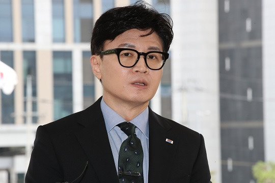 한동훈 법무부 장관이 30일 오후 서울 서초구 대법원에서 열린 대법관후보추천위원회 회의에 참석하기 전 한 장관의 개인정보 유출 의혹 관련 압수수색 등에 대한 취재진의 질문에 답하고 있다. 사진=뉴스1