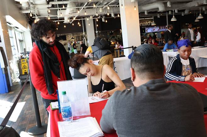 지난 4월 11일 미국 일리노이주 시카고에서 열린 채용박람회. (사진=AFP)