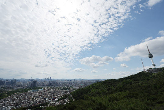 지난 29일 오후 서울 남산에서 바라본 하늘이 맑게 갠 모습.(사진=연합뉴스)
