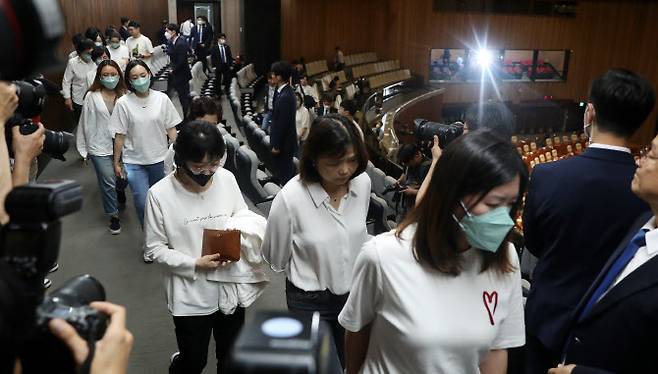 대한간호협회 회원들이 30일 오후 서울 여의도 국회에서 간호법 제정안 재투표 결과 부결된 후 본회의장을 나서고 있다. 뉴시스