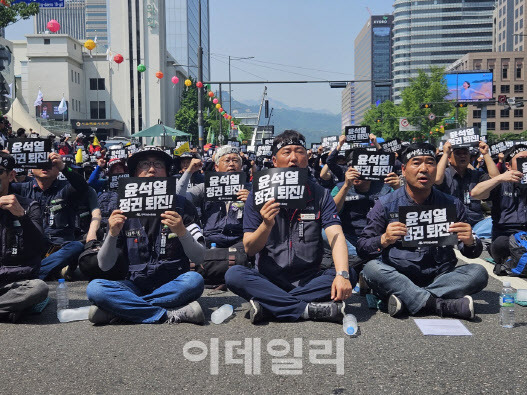 민주노총 건설노조는 지난 16일 서울 중구 세종대로에서 ‘양회동 열사 정신 계승, 민주노총 건설노조 총파업 결의대회’를 열며 “윤석열 정권은 퇴진하라”고 외치고 있다.(사진=이영민 수습기자)